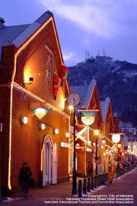 函館市にあるスーパーホテル函館の通路脇時計付きの建物