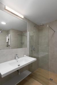 W łazience znajduje się umywalka i przeszklony prysznic. w obiekcie Centralny Ośrodek Sportu - Wałcz w Wałczu
