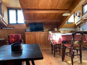 - une salle à manger avec une table et des chaises dans une cabine dans l'établissement Appartamento Laura, à Madonna di Campiglio