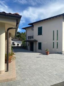 a large white building with a driveway at Boville Family House in Boville Ernica