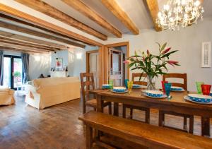uma sala de estar com uma mesa de madeira e um sofá em Wall Cottage Group em Tenby