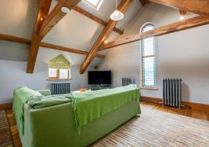 TV a/nebo společenská místnost v ubytování Wall Cottage Group