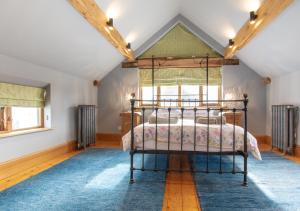 um quarto com uma cama num sótão em Wall Cottage Group em Tenby