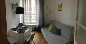 uma sala de estar com um sofá e uma mesa em Apartament Warecka em Varsóvia