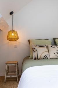 - une chambre avec un lit doté d'une lampe et d'une table dans l'établissement Charme Provinois, à Provins