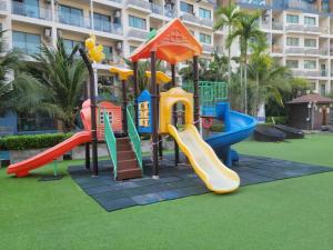 une aire de jeux devant un bâtiment avec un toboggan dans l'établissement Laguna Beach Resort 2-have tub loft room, à Jomtien Beach