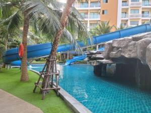 - un toboggan aquatique dans un complexe avec piscine dans l'établissement Laguna Beach Resort 2-have tub loft room, à Jomtien Beach