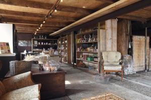 a room with a chair and a book shelf at Huisje Smuk Huske nabij het water in Friesland met hottub in Echtenerbrug