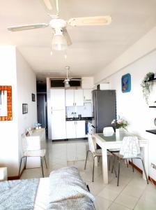 eine Küche und ein Esszimmer mit einem Tisch und Stühlen in der Unterkunft Bellavista apartment Letojanni in Letojanni