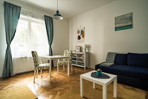 A seating area at Colors Apartment