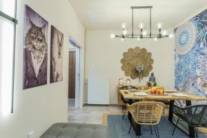 een eetkamer met een tafel en stoelen en een eetkamer bij Motley Luxury Apartment by Estia in Heraklion