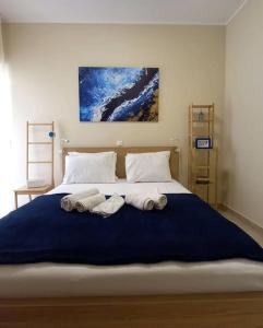 - une chambre avec un grand lit et des serviettes dans l'établissement (C4) Blue -Spacious 1bdr corner flat/balcony/view, à Athènes