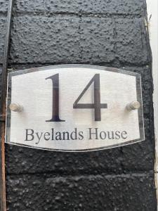una señal en el lateral de un edificio en Byelands House en Middlesbrough