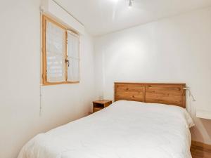 a bedroom with a white bed and a window at Charmant T2 en Centre-Ville pour 6 pers., Parking, Proche Commodités et Stations de Ski - FR-1-402-75 in Luz-Saint-Sauveur