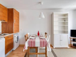 eine Küche mit einem Tisch mit einem roten und weißen Tischtuch in der Unterkunft Charmant T2 en Centre-Ville pour 6 pers., Parking, Proche Commodités et Stations de Ski - FR-1-402-75 in Luz-Saint-Sauveur + 3 Fotos