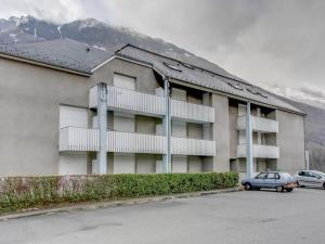 リュス・サン・ソヴァールにあるStudio Luz-Saint-Sauveur, 1 pièce, 5 personnes - FR-1-402-80の車2台駐車した建物