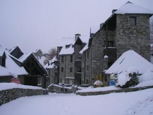 ein schneebedecktes Gebäude mit einem Stapel Schnee in der Unterkunft Appartement Esquièze-Sère, 3 pièces, 6 personnes - FR-1-402-70 in Esquièze - Sère