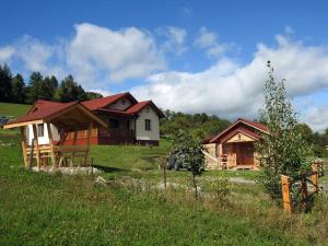 kilka drewnianych domów na polu w obiekcie Cabanuta Casuta din Povesti w mieście Bran