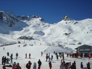 a group of people skiing on a snow covered mountain at T2 cosy en centre-ville avec parking, proche commodités, 3 stations de ski, non fumeur - FR-1-402-118 in Luz-Saint-Sauveur