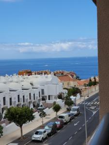 - une vue sur une ville avec des voitures garées dans une rue dans l'établissement Spacious and comfortable Paraiso II, à Playa Paraiso