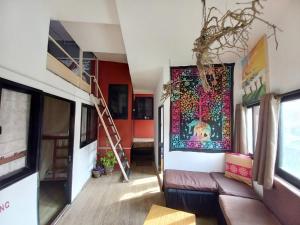 Postel nebo postele na pokoji v ubytování Hostel Swastik + 29 fotografií