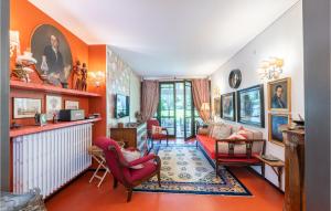 パデンゲ・スル・ガルダにあるIl Perleのオレンジ色の壁のリビングルーム(赤い家具付)