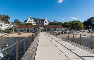 a boardwalk on the beach with buildings in the background at Meer-Studio in Glücksburg