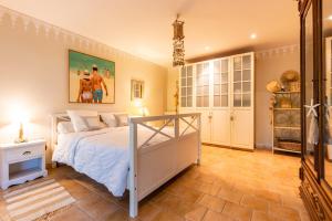 a bedroom with a white bed in a room at Appartement Lac de Lacanau in Lacanau
