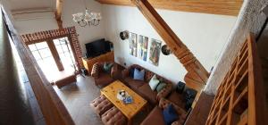 uma vista superior de uma sala de estar com um sofá e uma mesa em Къща за гости Каза Роза - Swiss Style Chalet Casa Rosa Guest House em Kyustendil