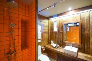 un bagno con wc, lavandino e doccia di Baan Ploy Sea a Ko Samed
