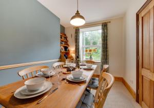 uma sala de jantar com uma mesa e cadeiras e uma janela em Glancoegen em Cemmaes