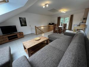 ein Wohnzimmer mit Couch und Tisch in der Unterkunft Felix in Graal-Müritz