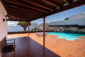 Bazén v ubytovaní Casa Lola Lanzarote piscina climatizada y wifi free alebo v jeho blízkosti