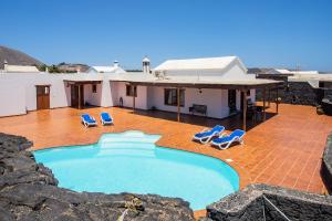 Bazén v ubytovaní Casa Lola Lanzarote piscina climatizada y wifi free alebo v jeho blízkosti