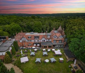 布羅肯赫斯特的住宿－Forest Park Country Hotel & Inn, Brockenhurst, New Forest, Hampshire，享有大房子空中美景,设有庭院