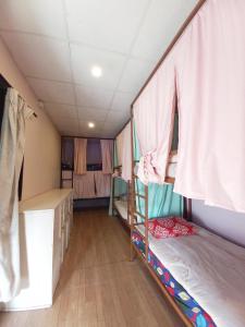 Postel nebo postele na pokoji v ubytování Hostel Swastik