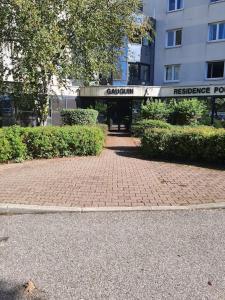 un camino de ladrillo frente a un edificio en Studio au calme dans résidence Gauguin pour location courte durée et étudiants en Gières