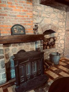 Cette chambre dispose d'une cheminée en briques et d'un poêle à bois. dans l'établissement Ferme Leclercqz, à Le Mesnil
