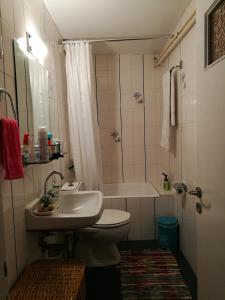 y baño con lavabo, aseo y bañera. en A cosy 60 Sq. m. entire villa, en Pendéli