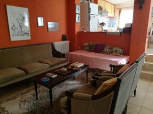 A cosy 60 Sq. m. entire villa في Pendéli: غرفة معيشة مع أريكة وطاولة