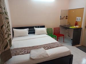 Habitación de hotel con cama y escritorio en Royal Guest Inn HSR Layout en Bangalore