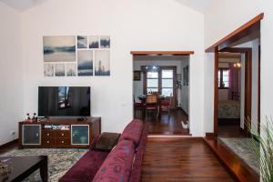 Televízia a/alebo spoločenská miestnosť v ubytovaní Casa Lola Lanzarote piscina climatizada y wifi free