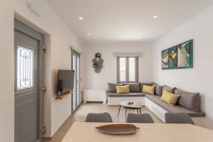 TV a/nebo společenská místnost v ubytování Barbarigos luxury spa apartments
