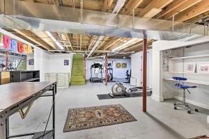 Pusat kecergasan dan/atau kemudahan kecergasan di Cozy Studio Plus in Winooski with Home Gym!