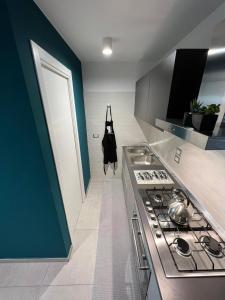 Kuchyňa alebo kuchynka v ubytovaní "I MORI LUXORY APARTMENTS" - Attico mansardato con incantevole vista mare