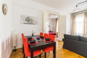 ブダペストにあるFriendly Apartment Oktogonのリビングルーム(黒いテーブル、赤い椅子付)