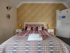 um quarto com uma cama grande e 2 mesas de cabeceira em The Shoulder at Hardstoft em Hardstoft