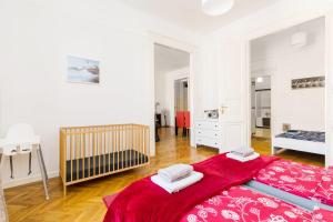 ブダペストにあるFriendly Apartment Oktogonのベッドルーム1室(赤毛布付きの大型ベッド1台付)