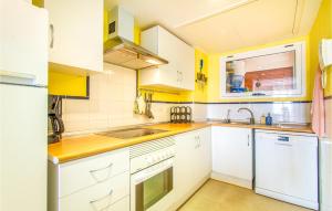 Kuchyň nebo kuchyňský kout v ubytování Stunning Apartment In Orihuela