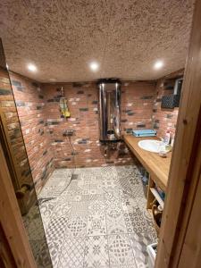 a bathroom with a shower and a sink at Valgesoo maakivivilla kuni 20-le kylalisele in Valgesoo